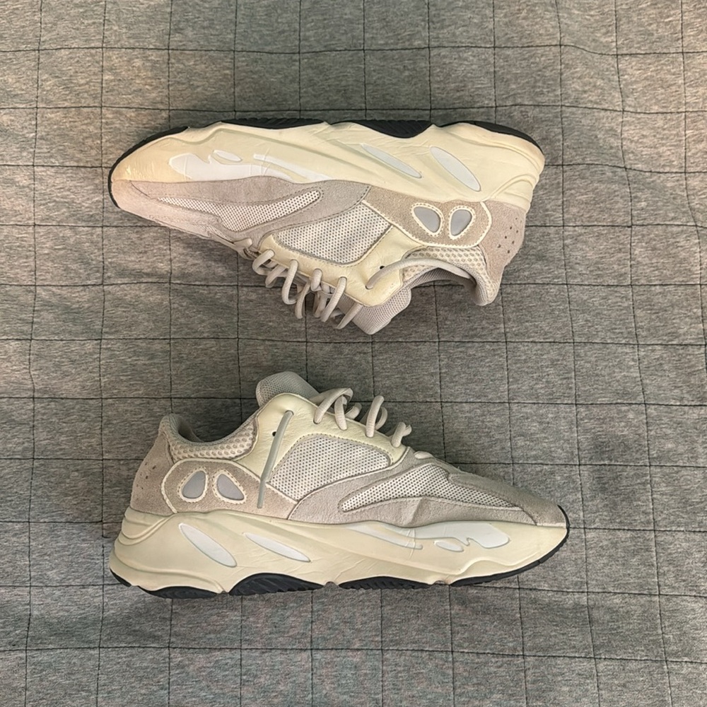Yeezy 700 V1 Analog - Picture 2 of 9